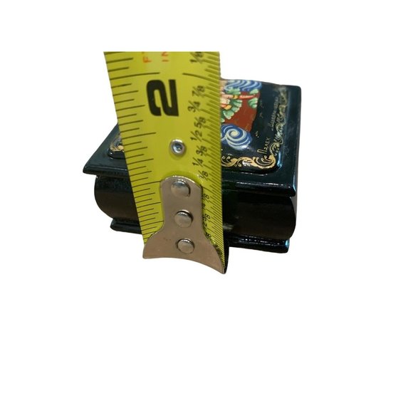 Vintage Signed & Hand Painted Russian Lacquer Trinket Box w/hinged lid / no res. - Picture 4 of 9